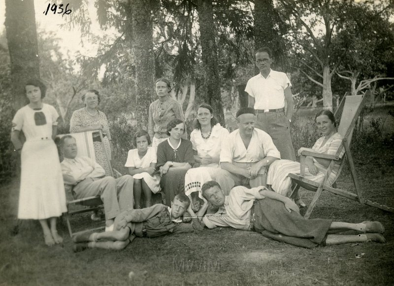 KKE 4960-1.jpg - Fot. W lesie. Rodzina Bagińskich. W berecie Stanisław Borowski - profesor prawa rozstrzelany w pierwszych dniach wojny, Miratycze, lata 30-te XX wieku.